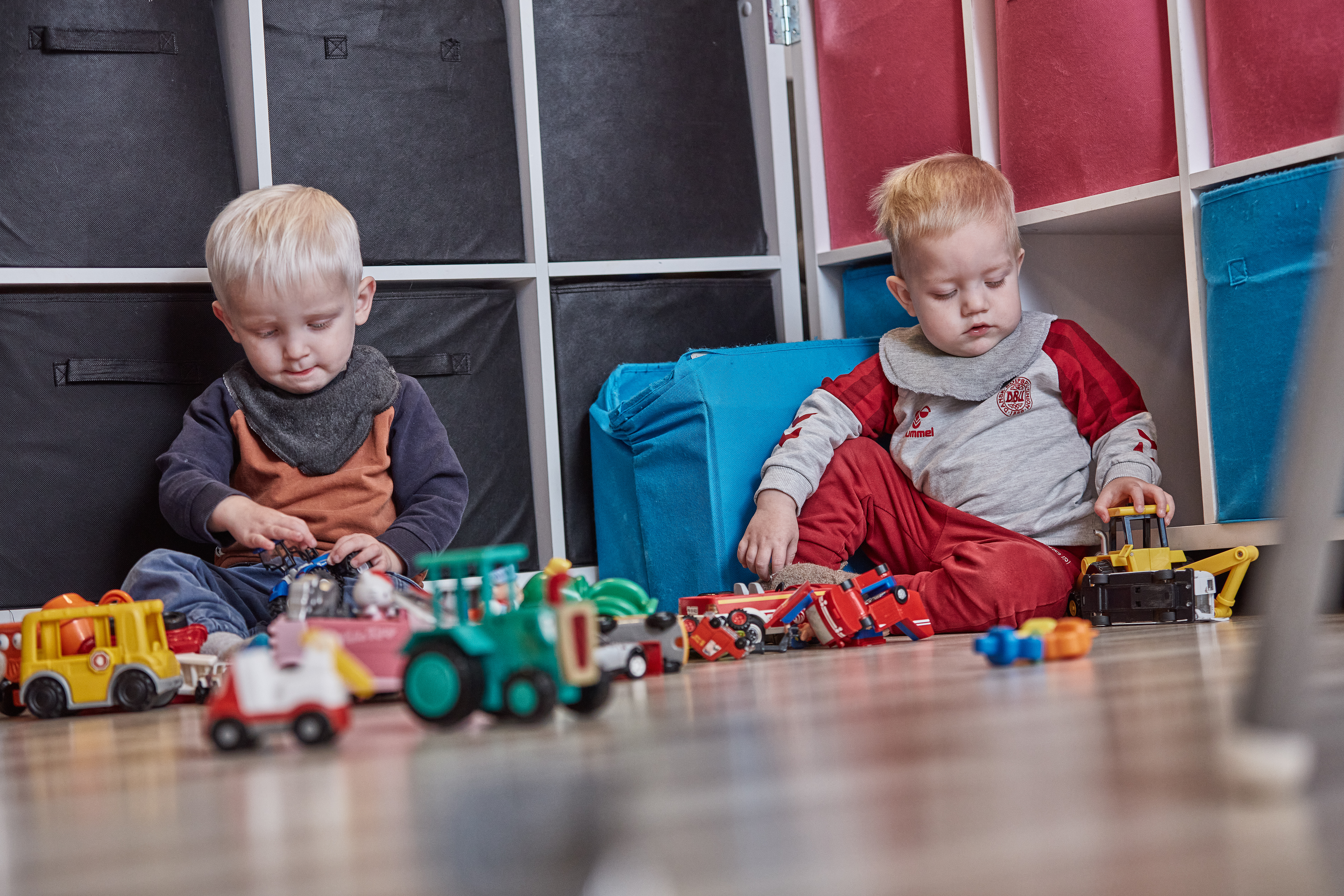 To små børn, der leger med biler