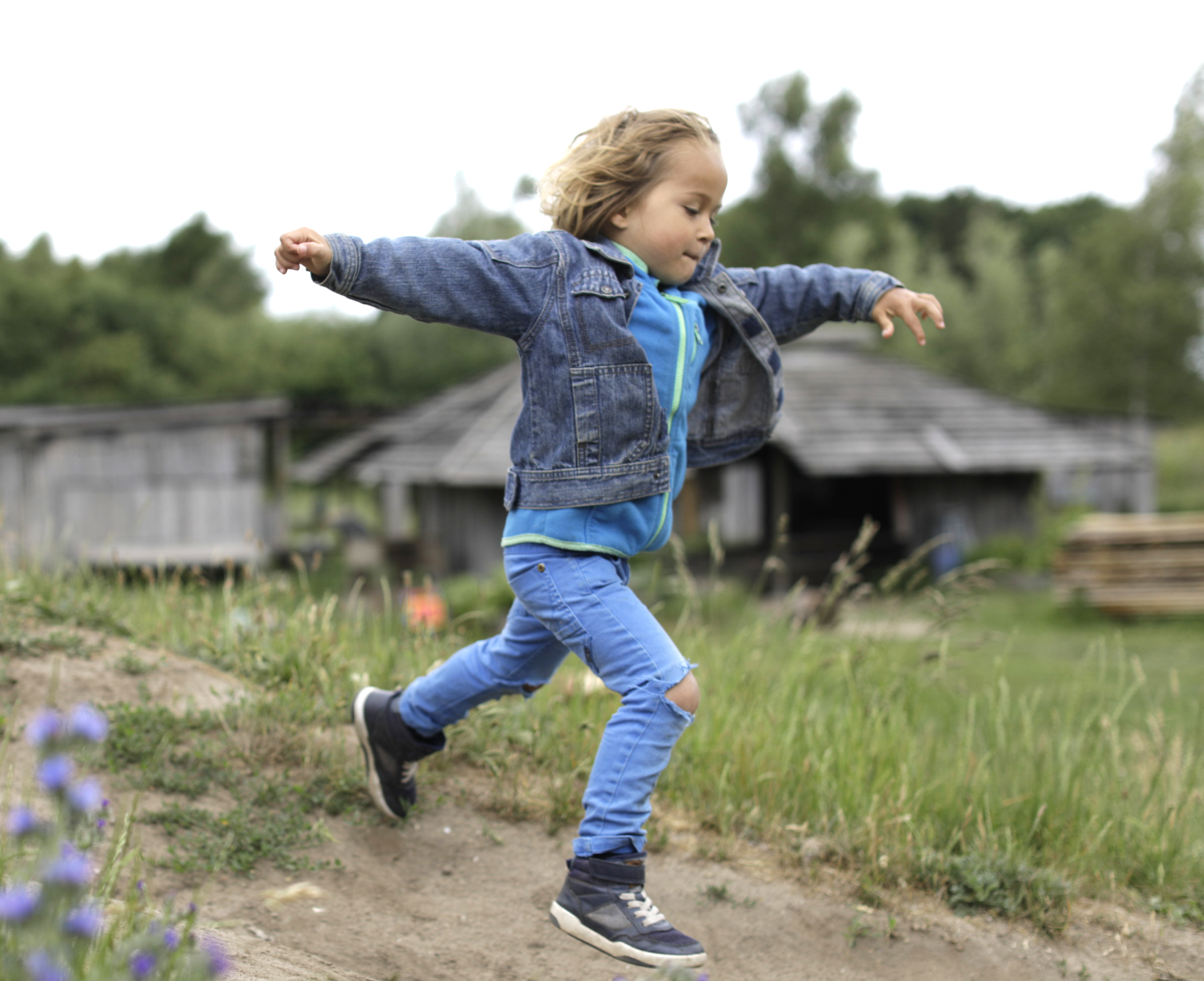 Barn der springer i børnehaven