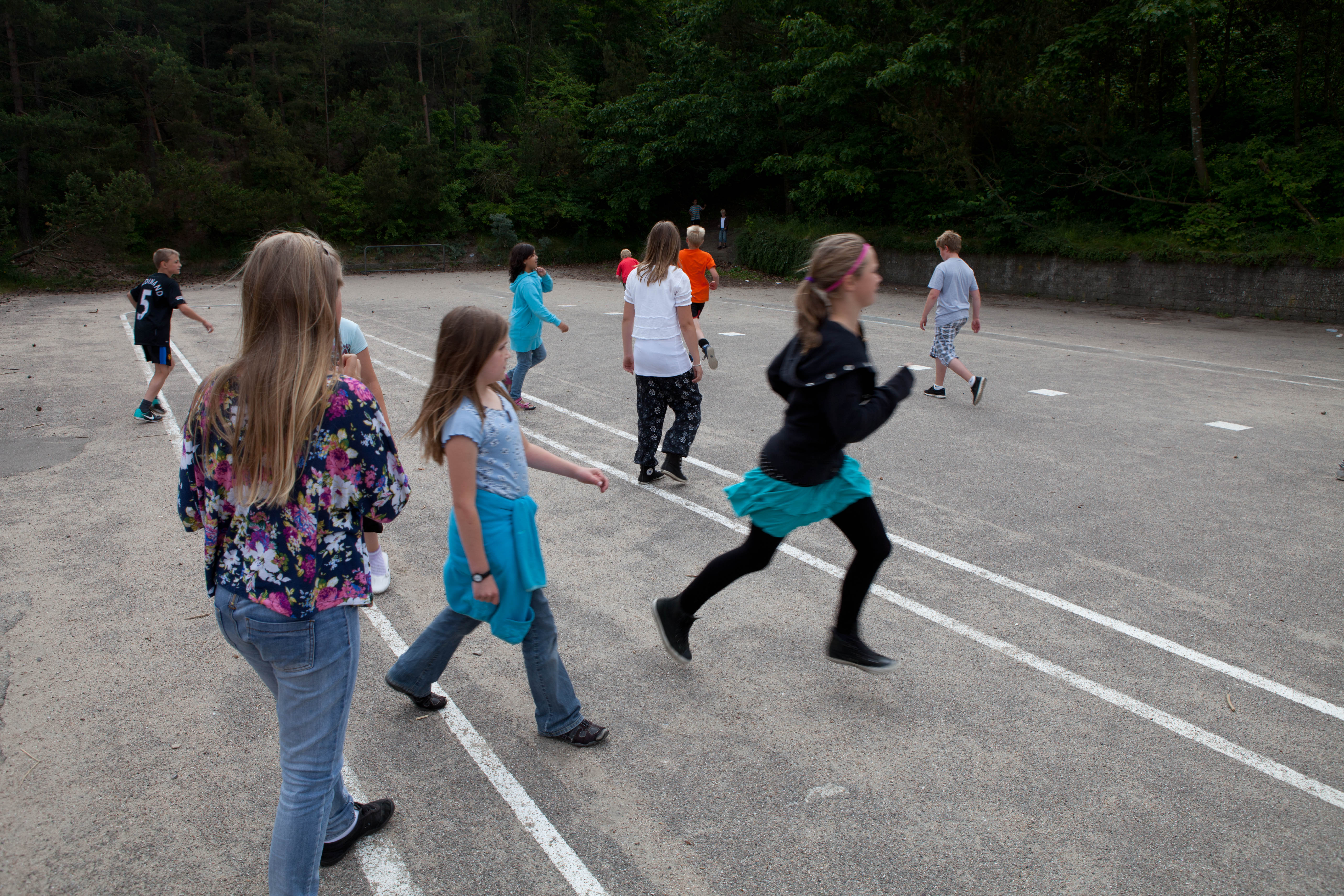 Skolegård med børn